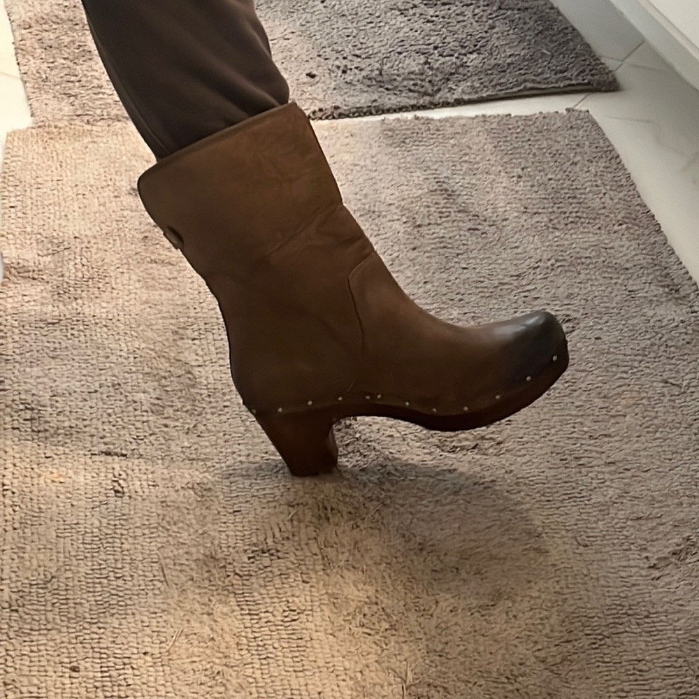 Ugg Lynnea clog boot